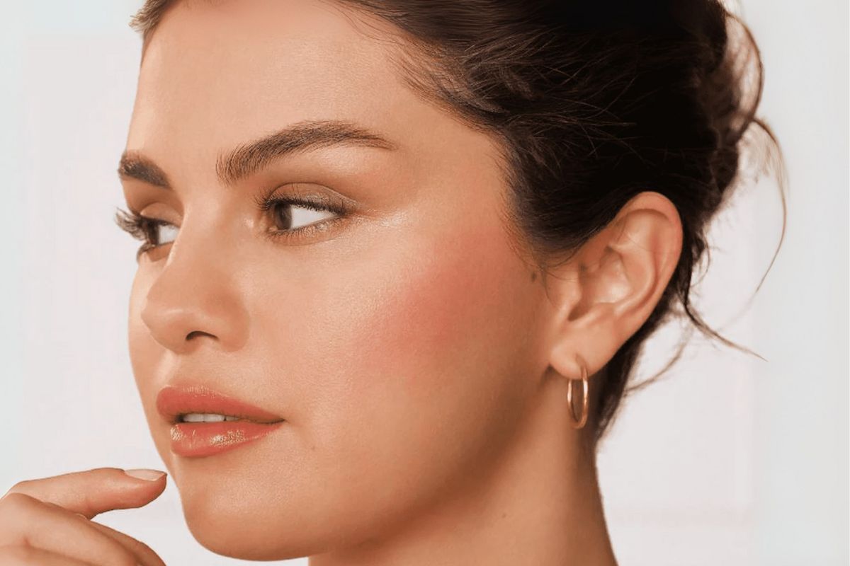 a girl showing how to wear red blush
